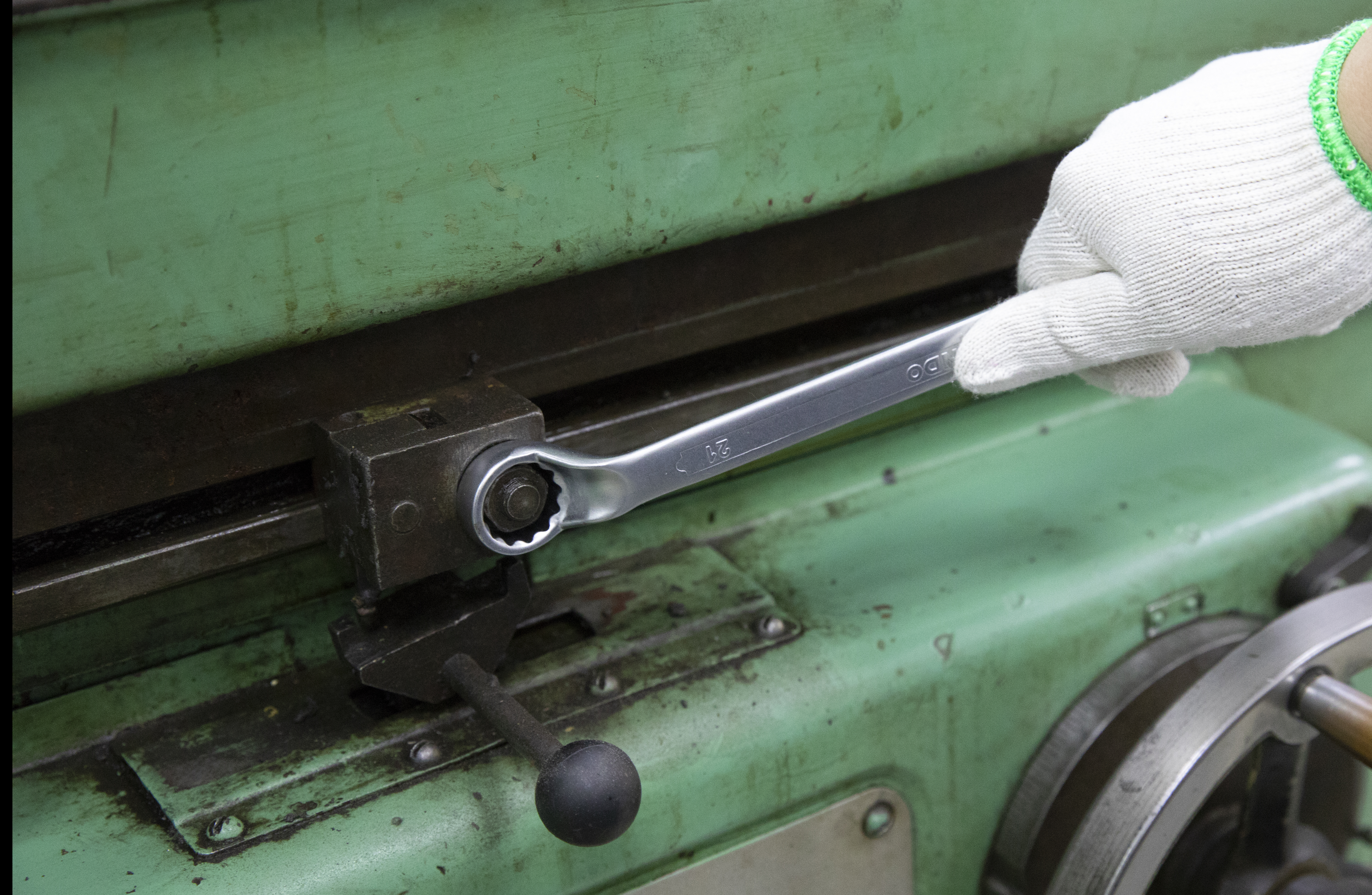 Каковы шаги, чтобы использовать комбинированные гаечные ключи? 